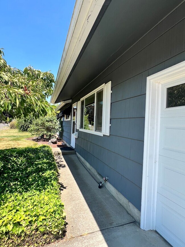 Foto del edificio - 3 Bedroom, 1 bath House in NW Corvallis of off Circle Blvd