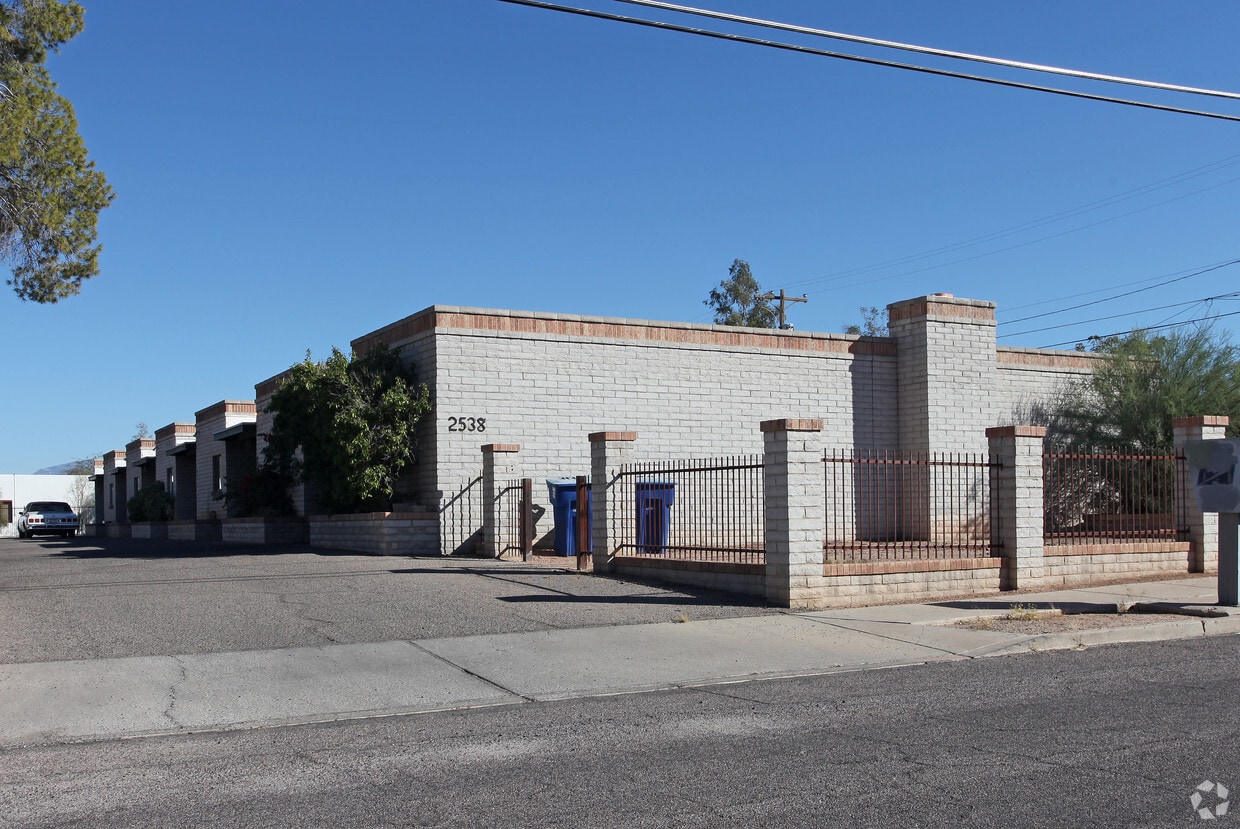 Primary Photo - 2538 N Forgeus Ave