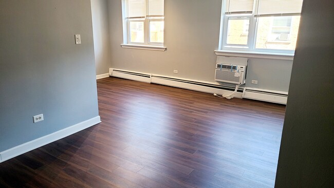 Building Photo - 2115 W Farwell Ave