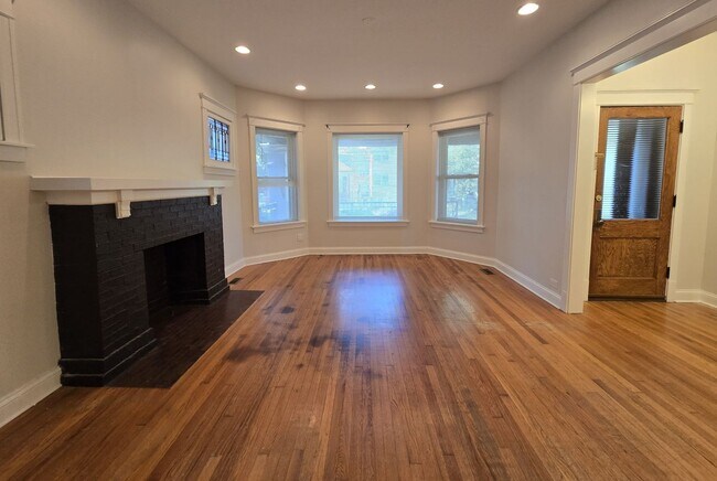 Building Photo - 4341 N Francisco Ave