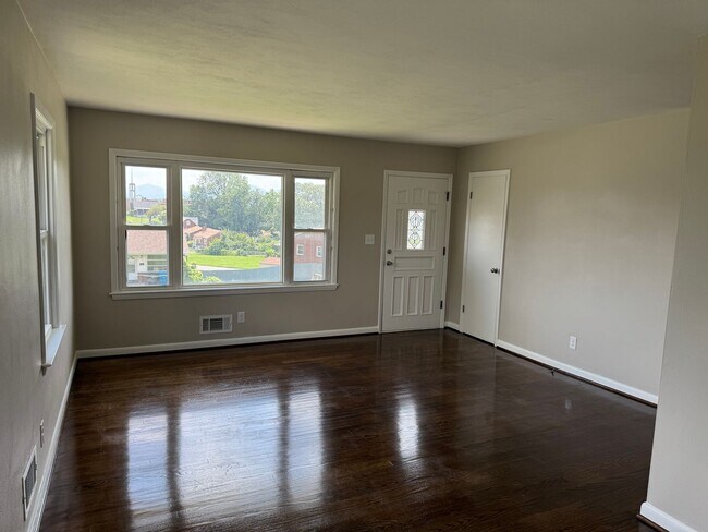 Building Photo - Newly updated 4 bedroom 1.5 bath with hard...