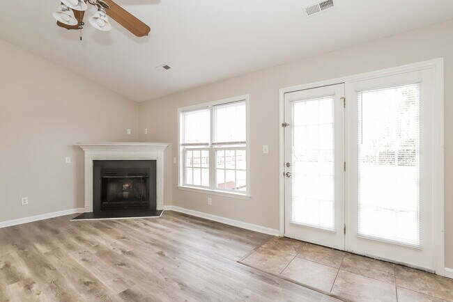 Foto del edificio - 2459 Joshua Ln