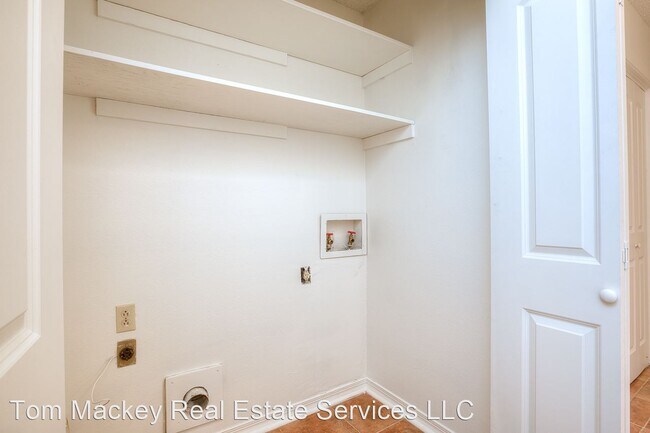 Foto del edificio - 3 br, 2 bath House - 8567 Barnett Dr.