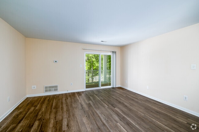 1BR, 1BA - 787SF - Living Room - Oaks of Woodlawn