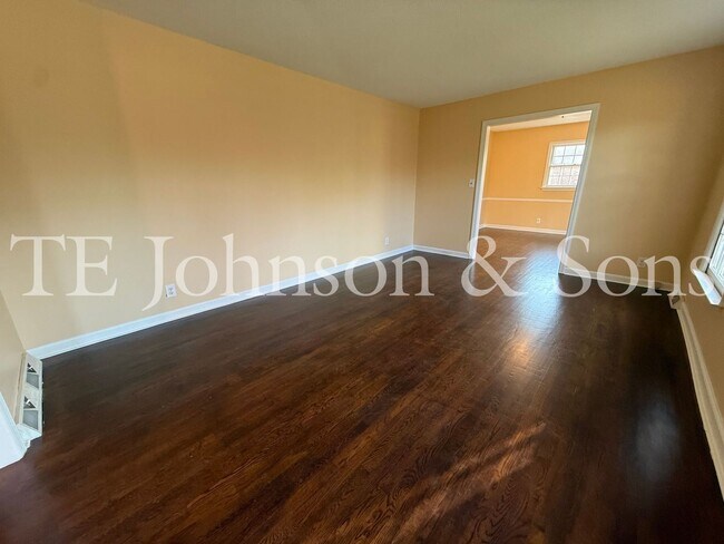 Foto del edificio - Spacious 4BR Home with Finished Basement, Screened Porch & Garage in Winston-Salem