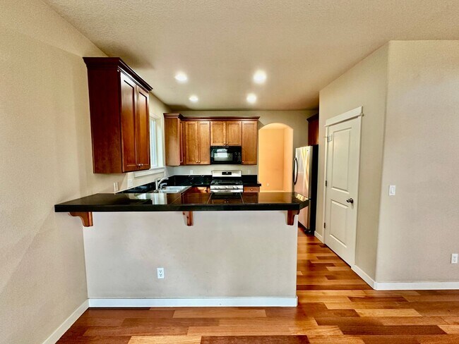 Foto del edificio - Beautiful 6-bedroom 4-bathroom home in an upscale neighborhood in the Sexton Mountain section of ...