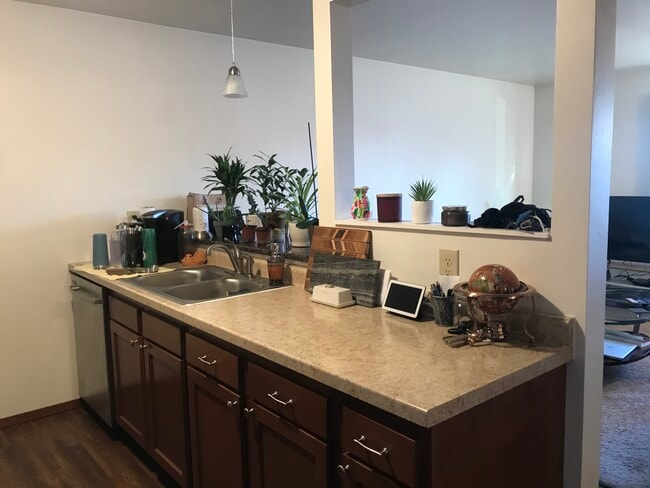 One Bedroom Kitchen - The Metro On Vine