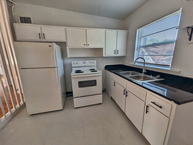Foto del edificio - 2648 Dellwood Ave
