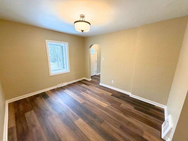 Building Photo - VIDEO WALK THROUGH Two Bedroom Home in an Excellent Neighborhood