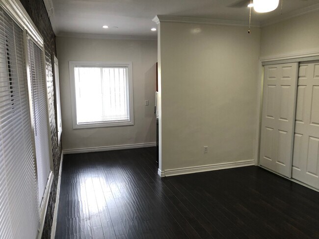 Building Photo - 738 S New Hampshire Ave