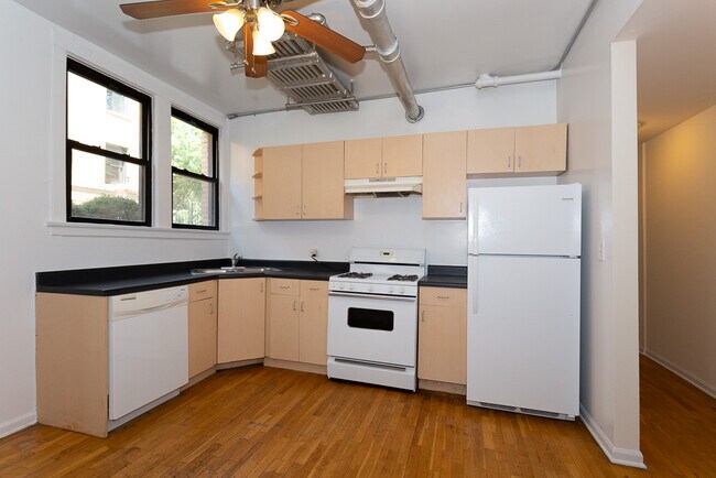Foto del edificio - 2418 N Sawyer Ave