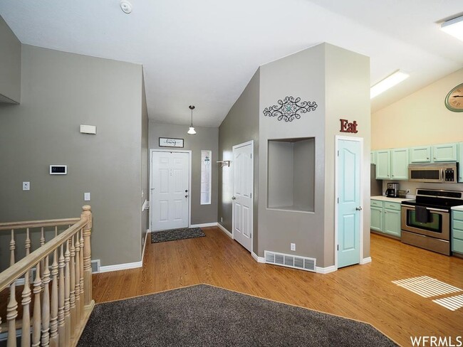 Building Photo - Spacious Rambler w attached 2 car garage!