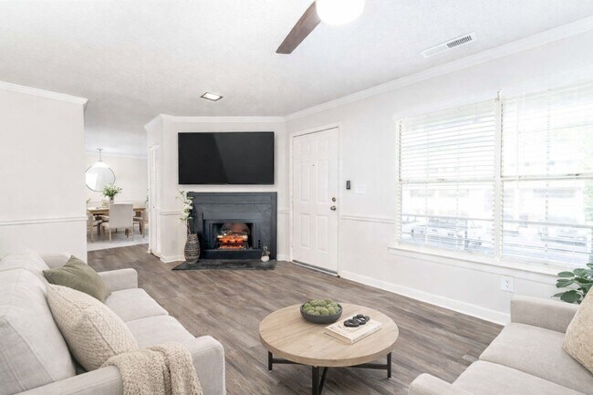 Disfrute de una cómoda vida en un apartamento en Sugar Creek Apartments en Winston-Salem, Carolina del Norte, que cuenta con espacios luminosos, una acogedora chimenea y acabados elegantes diseñados para la comodidad diaria. - Sugar Creek Apartments