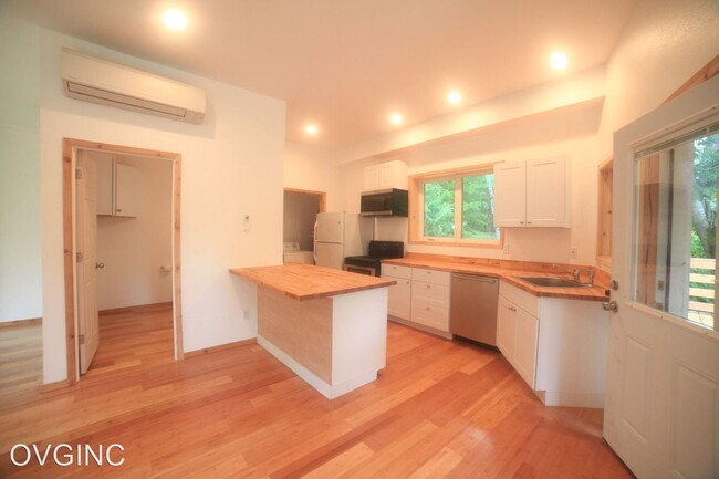 Building Photo - 3 br, 3 bath House - 410 E Probert Rd Unit A