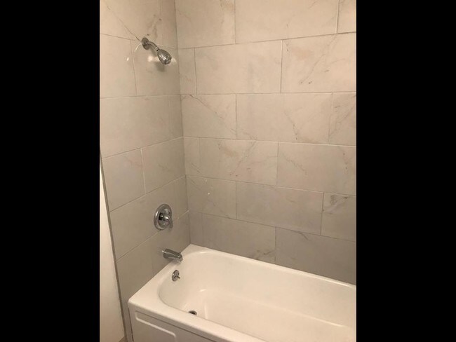 Foto del edificio - 1458 W 114th St