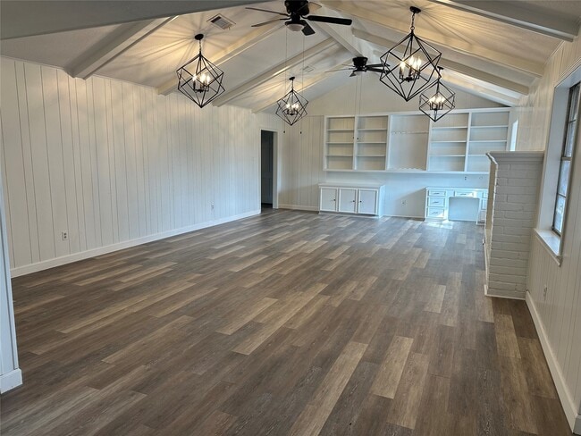 Foto del edificio - 4821 Burning Tree Dr