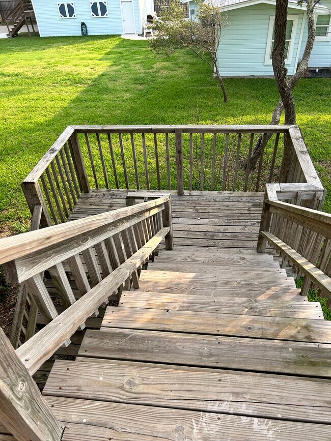 Foto del edificio - 4042 Laguna Shores Rd