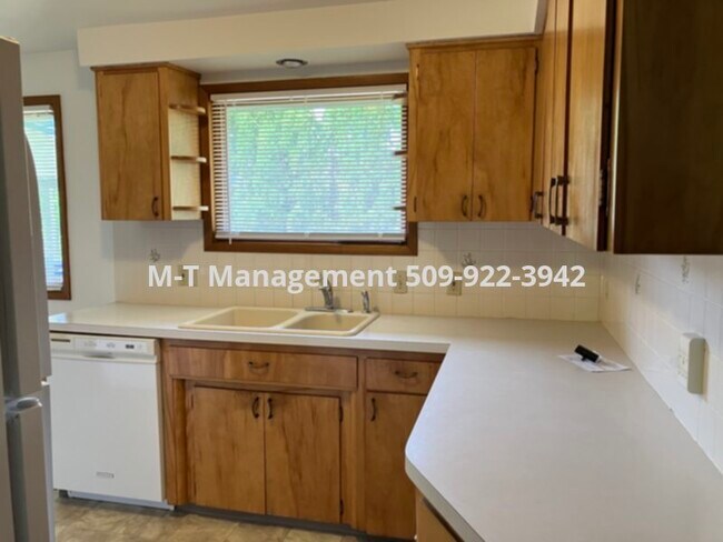 Building Photo - Valley side-by-side rancher duplex: 2+ br,...