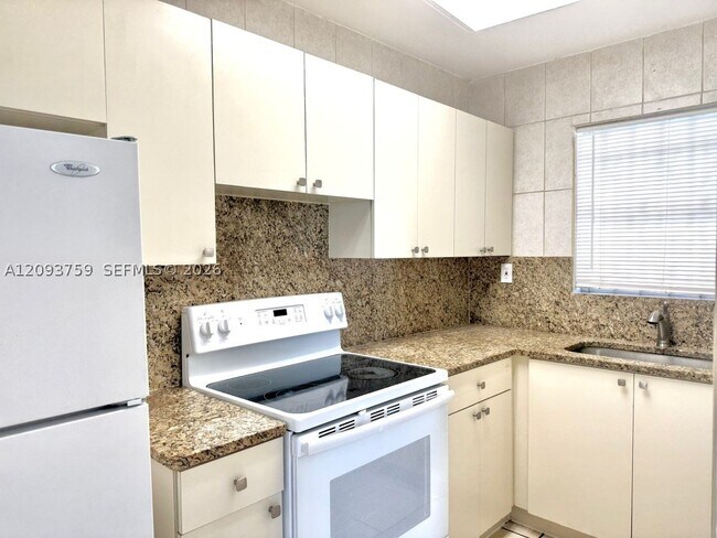 Foto del edificio - 305 W 68th St