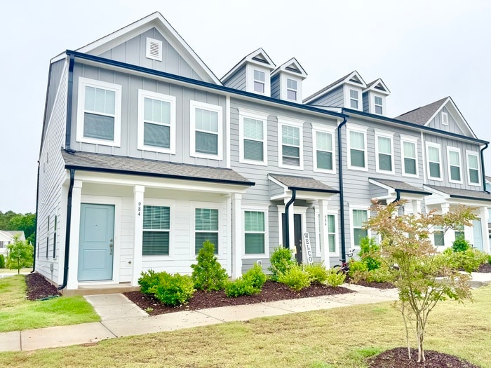 Primary Photo - Charming two bedroom 2 1/2 bath townhome