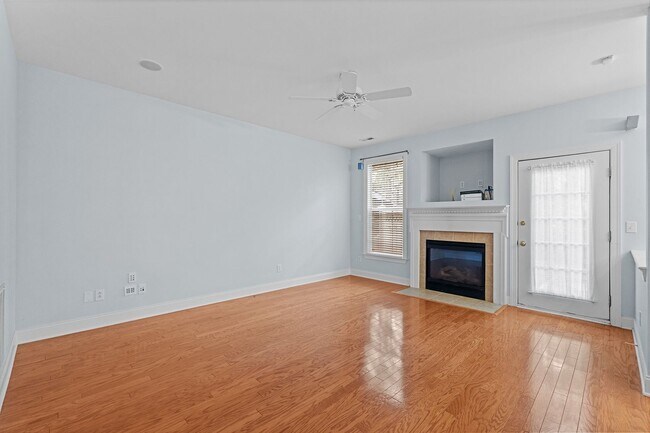 Foto del edificio - ** Spacious Townhome in Great Brier Creek Location**