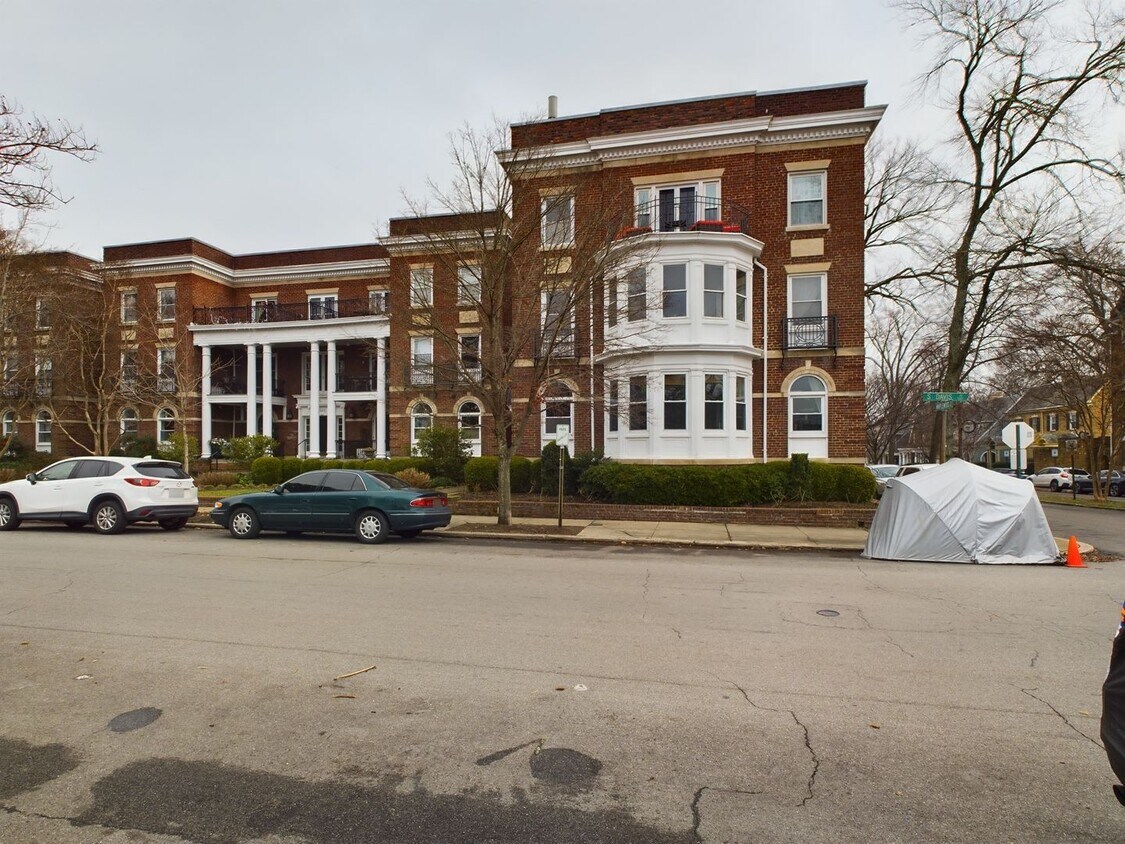 Primary Photo - Perfect 2 Bedroom Condo in Byrd Park Avail...