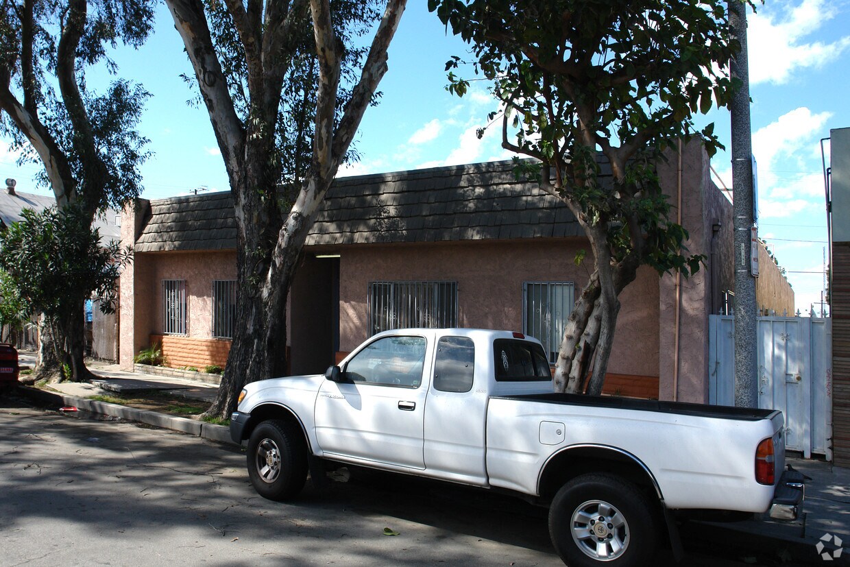 Building Photo - 533 W 17th St