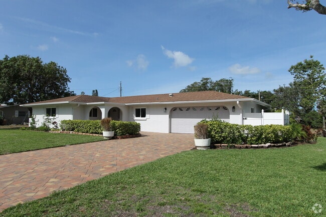 Building Photo - 5522 Yorkshire Way