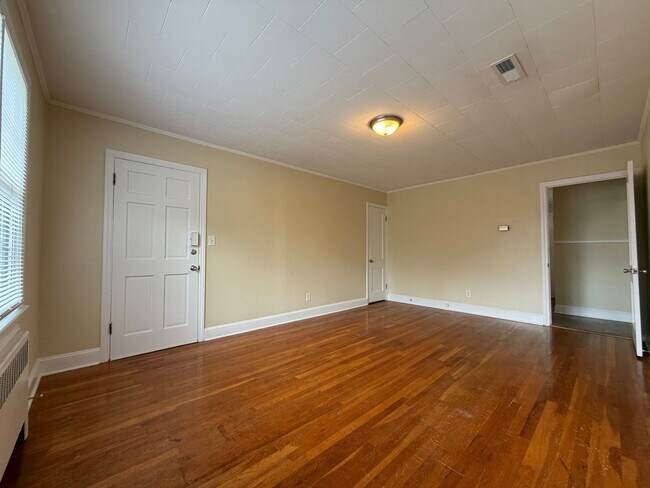 Building Photo - 452 Parkview Dr