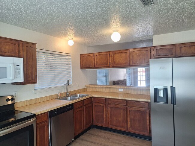 Foto del edificio - 3944-3946 Queens Ct