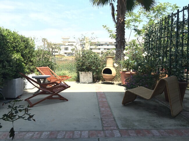 Have your morning coffee on the patio - 6206 Pacific Ave