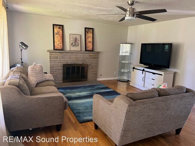 Building Photo - 3 br, 2.5 bath House - 11812 Woodbine Lane SW