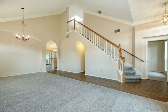 Building Photo - Nice executive 4/3.5/2 home on large corne...
