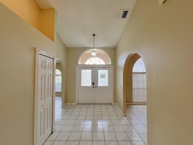 Building Photo - 116 Queens Ln