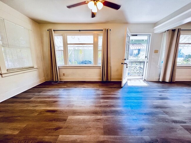 Building Photo - Spacious Cute one bedroom a block from the beach
