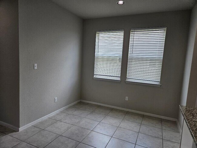 Building Photo - 210 Four Star Dr