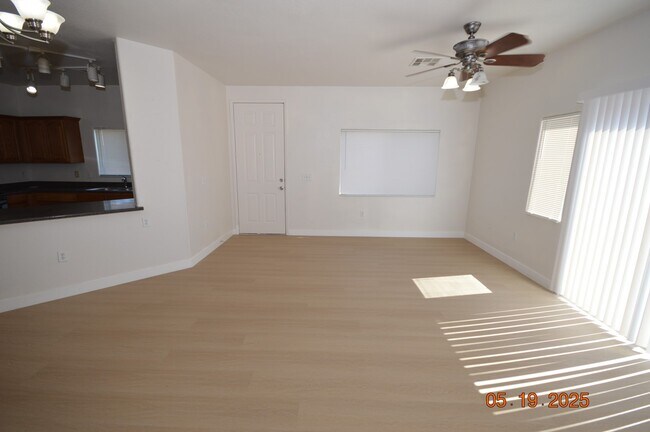 Foto del edificio - 6321 Desert Leaf St