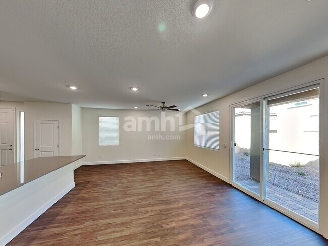 Foto del edificio - 290 Dahlia Rachel Pl