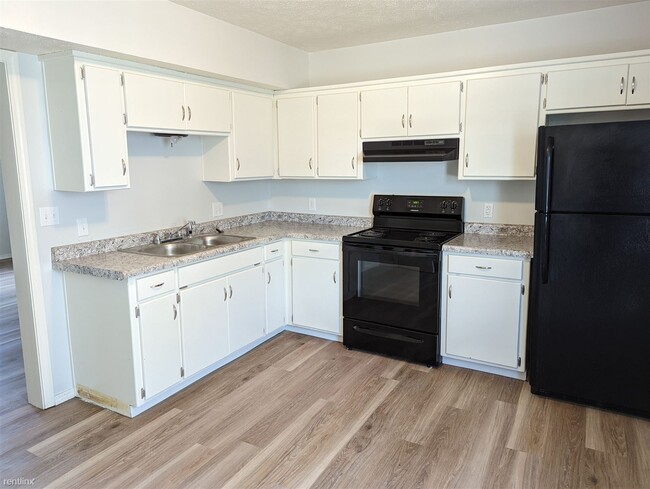 Building Photo - 2 br, 1.5 bath Townhome - 630 East Bain St...