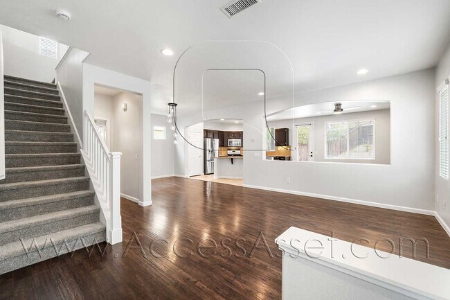 Building Photo - Spacious 3 Bed/2.5 Bath Home In Lake Elsin...
