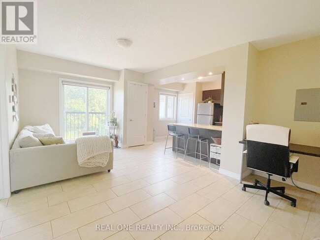 Building Photo - 886-886 Golf Links Rd