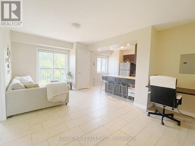 Photo du bâtiment - 886-886 Golf Links Rd
