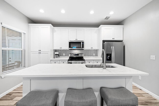 Building Photo - 212 Romanza Pl