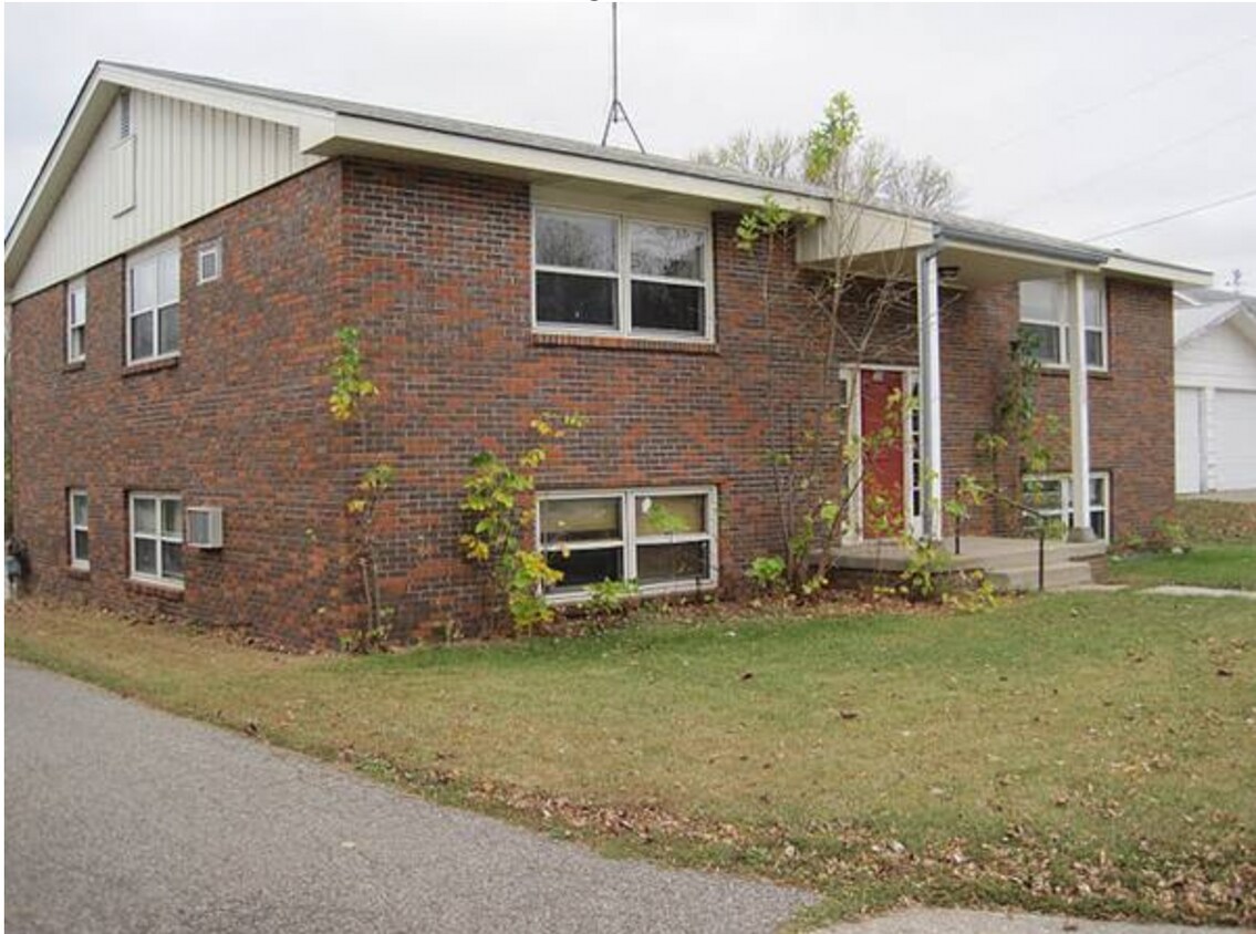 Primary Photo - 200 Cleveland Ave