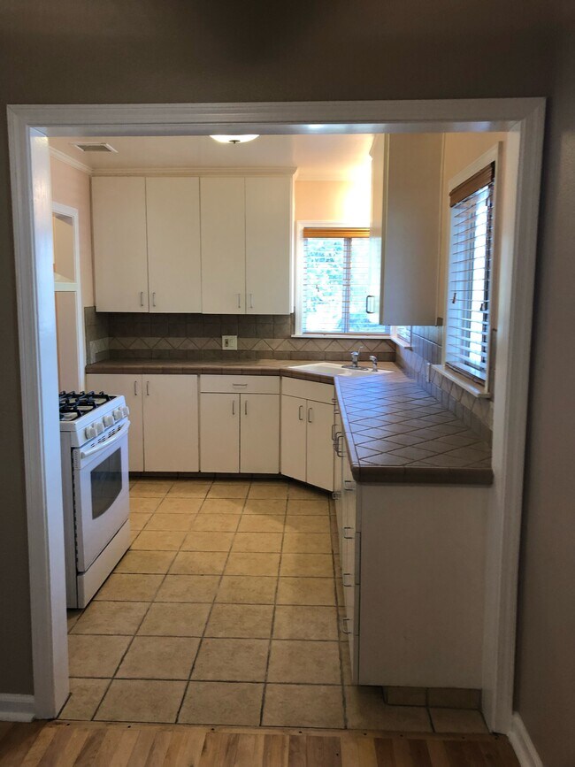 Kitchen - 726 Glenoaks Blvd