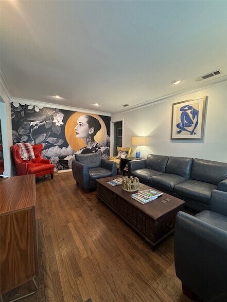 Building Photo - 8642 Daytonia Ave