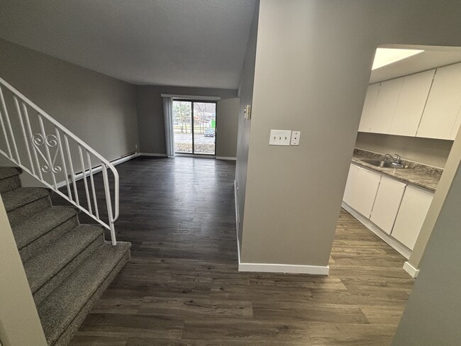 Building Photo - 457 Albert St