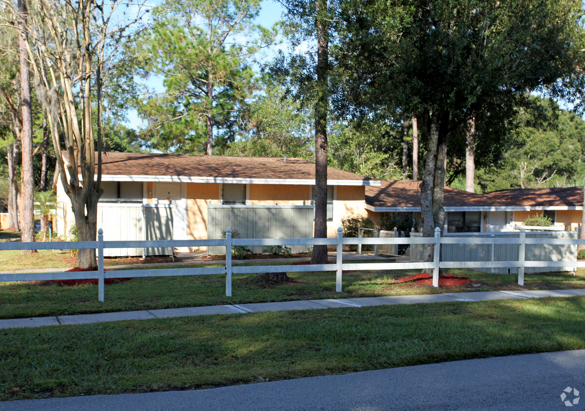 Building Photo - Laurel Oaks