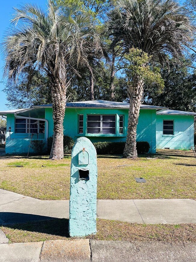 Foto del edificio - 3 Bed/2 Bath with one car garage home located in Jake Gaither Neighborhood!