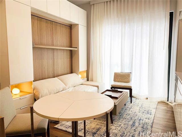 Building Photo - 987 Queen St